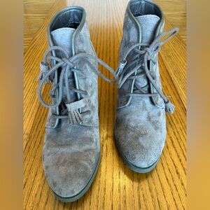 Madden Girl Dallyy Womens Taupe Faux Suede Lace Up Heel Ankle Boots